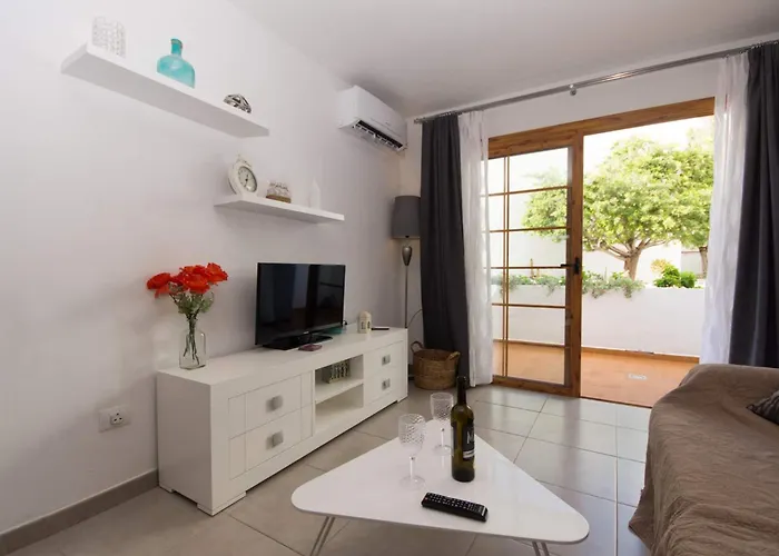 Garden 14 - One Bed On Ground Floor Apartment *