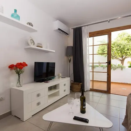 Garden 14 - One Bed On Ground Floor Apartment *